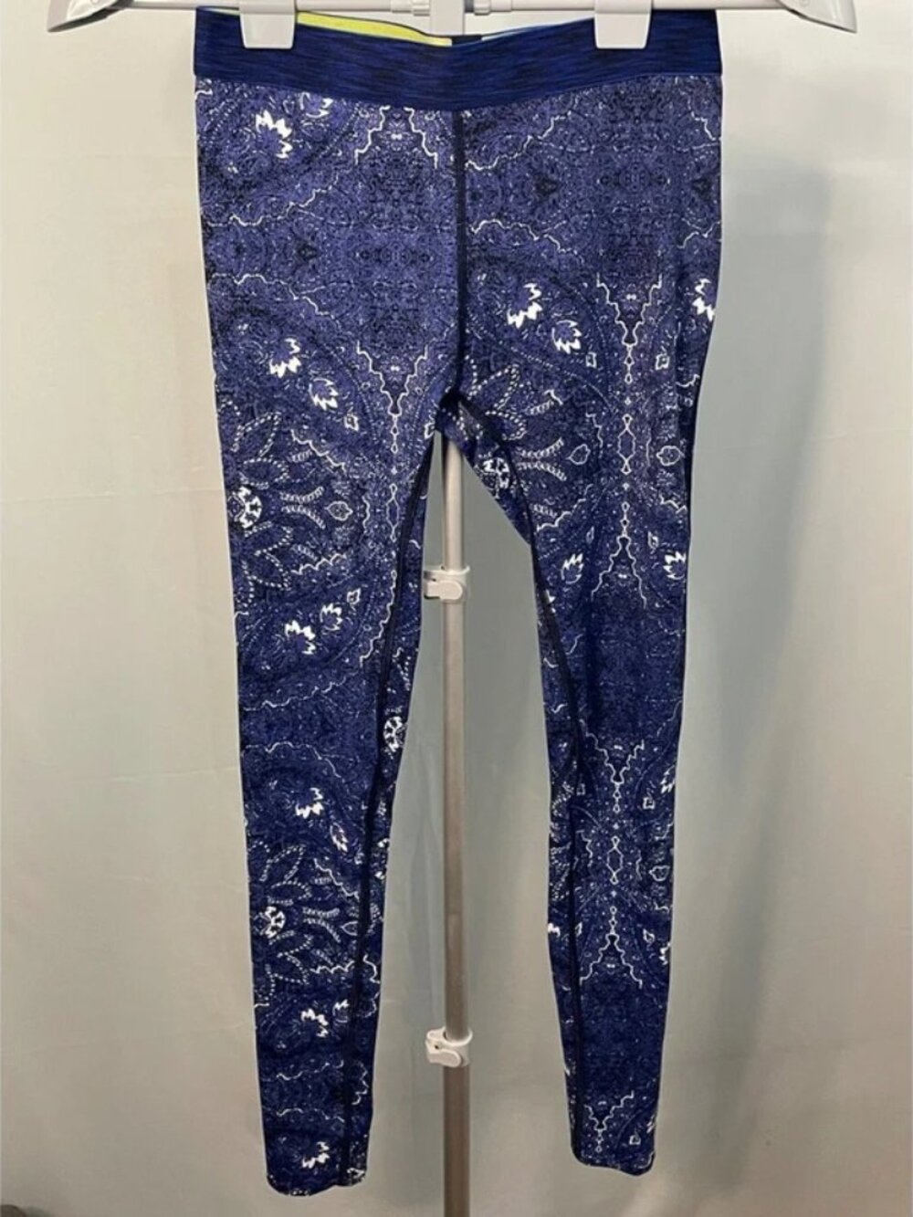 SKINS Women's Medium Blue Paisley Print Athletic Running Leggings Tights